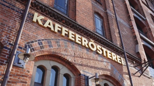 Hinter den Kulissen | Speicherstadt Kaffeerösterei <br />
				<span class='referenzen-musiktitel'>
				Musik: 
				<a class='references-link' href='/detailsuche/10053'>MF-10053 Flying</a>				</span>
				